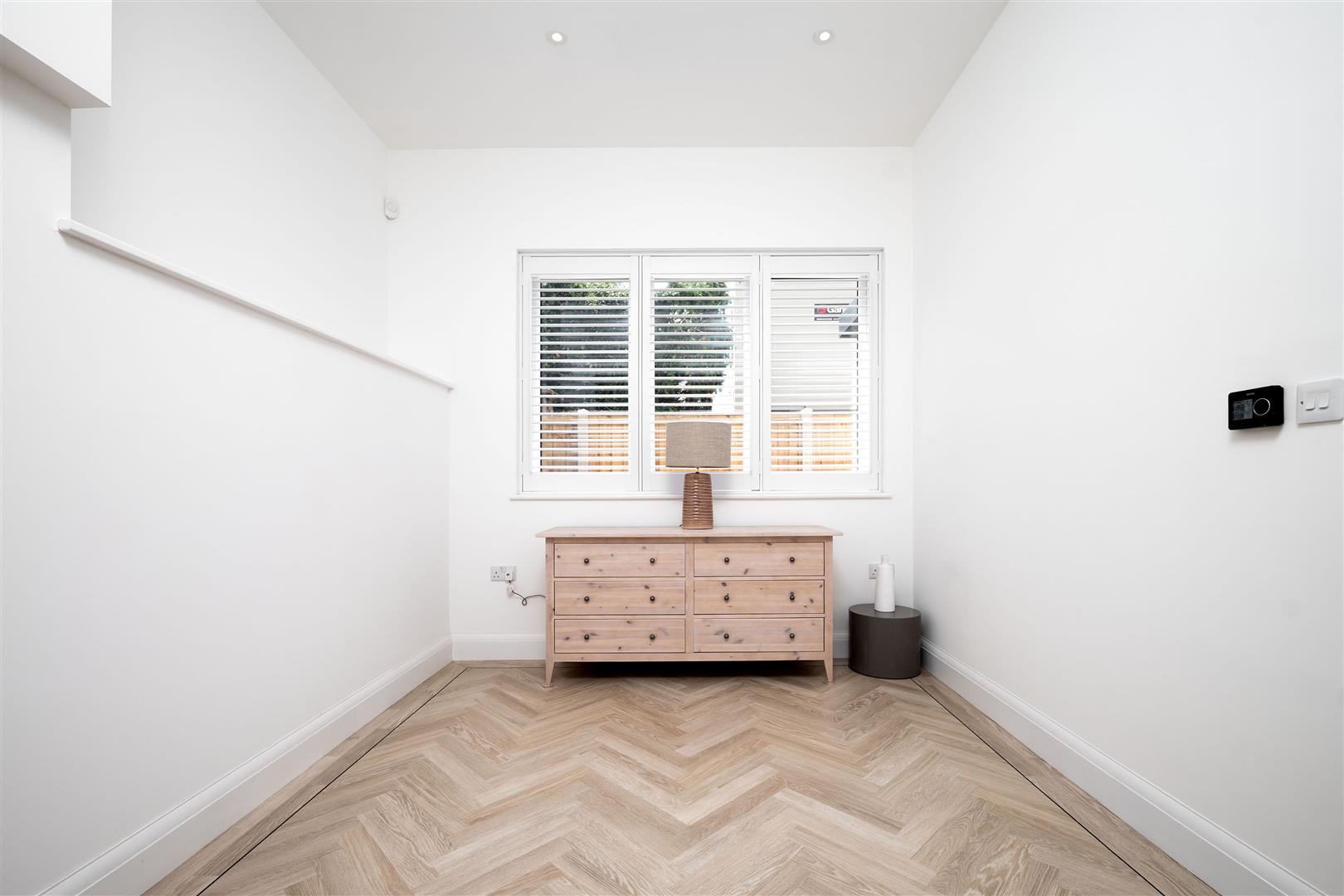 4 bed property in The Broadway, London
